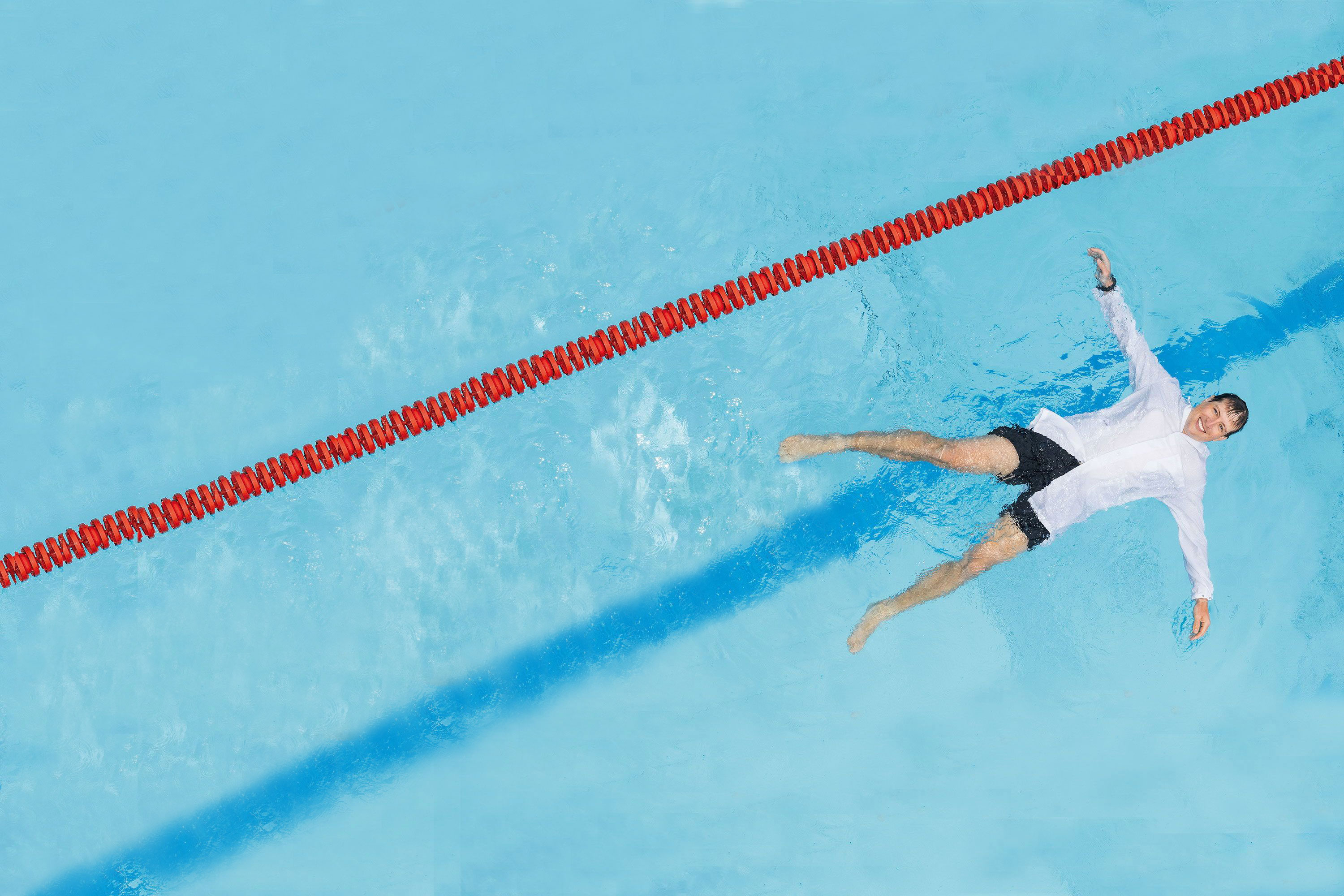 Lukas Kriem Der Wissenschaftler Lukas Kriem im Wasser liegend im Schwimming Pool.